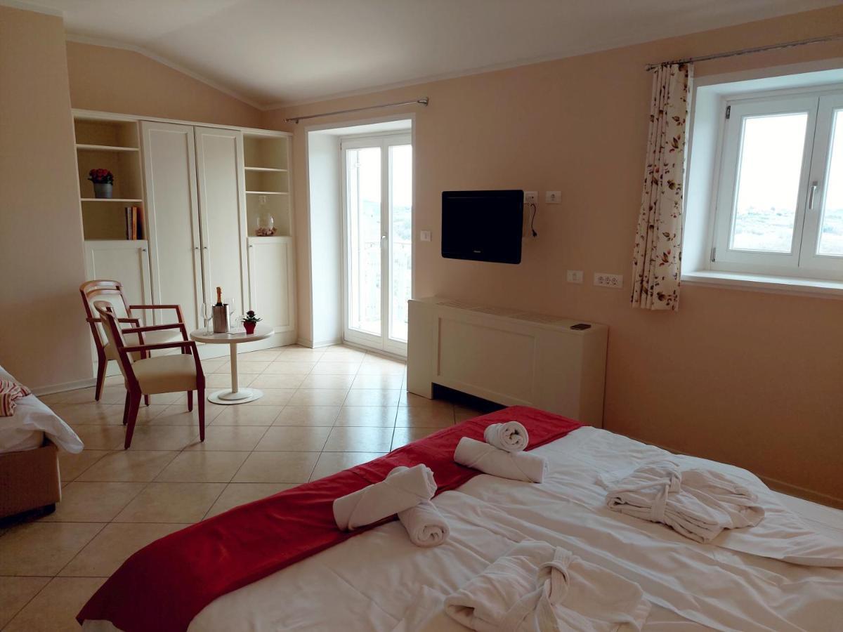 Hotel Kozana Dobrovo Exteriör bild